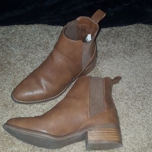 American Eagle brown chelsea boots